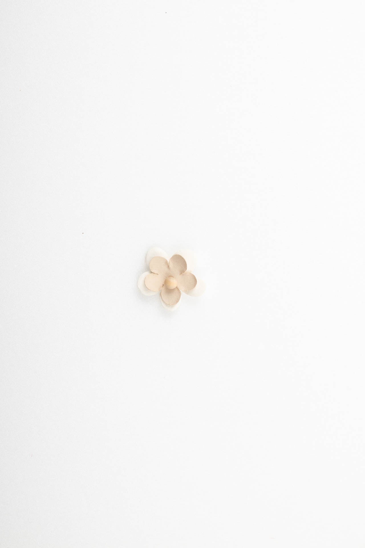 Fiore adesivo beige