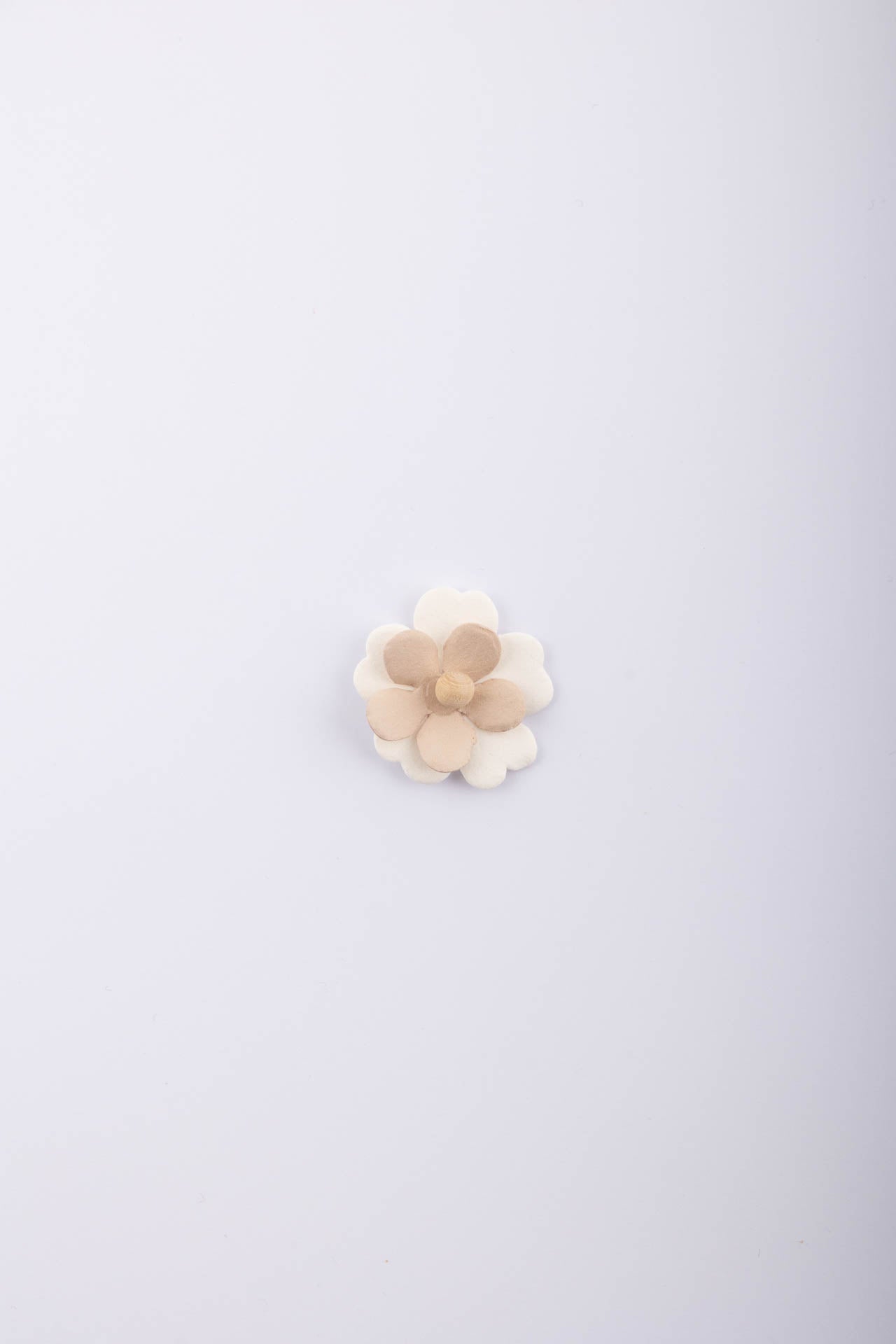 Fiore adesivo beige